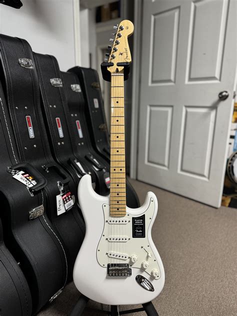 🎸 Fender Player Stratocaster – Maple Fretboard (Polar White)